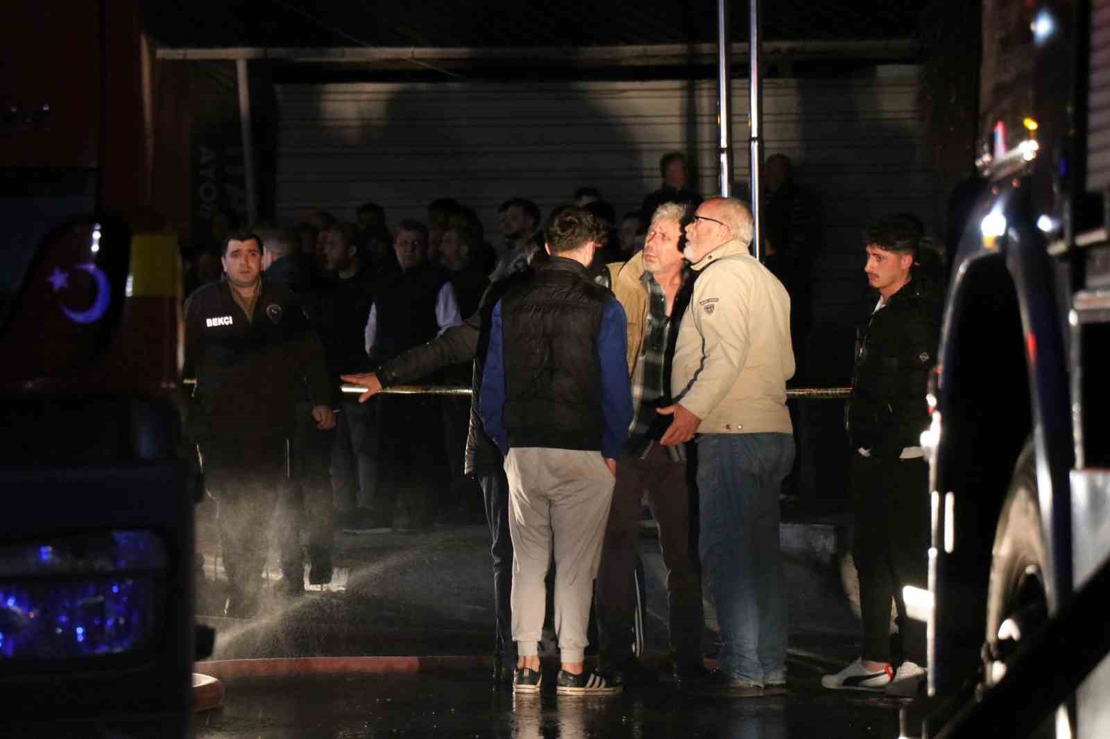 SAKARYA’NIN ARİFİYE İLÇESİNDE İKİ KATLI AHŞAP EVİN ÇATISINDA YANGIN ÇIKTI.