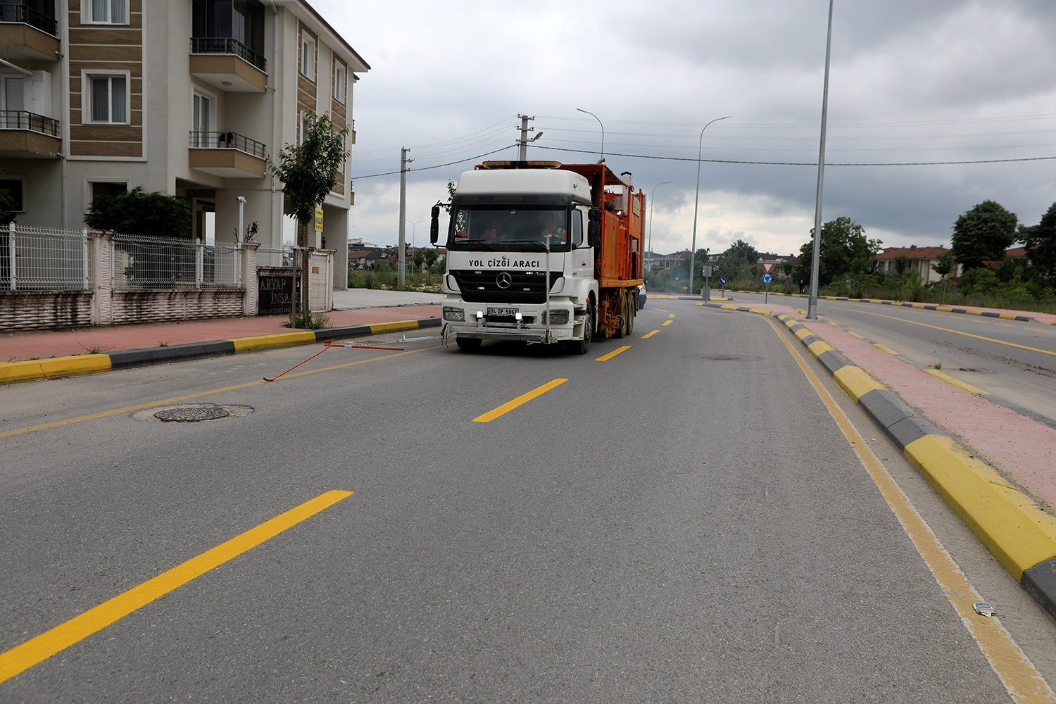 SAKARYA BÜYÜKŞEHİR BELEDİYESİ ŞEHİR GENELİNDE TRAFİK GÜVENLİĞİNİ ARTTIRAN, ARAÇLARIN DÜZENLİ