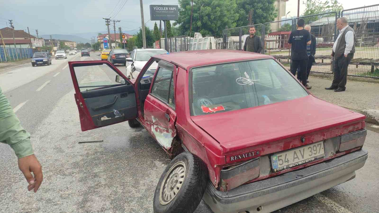 SAKARYA’NIN AKYAZI İLÇESİNDE 2 OTOMOBİLİN ÇARPIŞMASI NETİCESİNDE MEYDANA GELEN TRAFİK