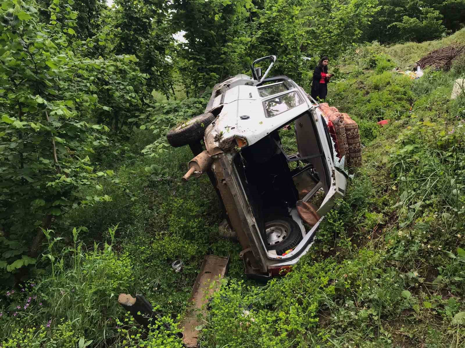 SAKARYA’NIN AKYAZI İLÇESİNDE SÜRÜCÜSÜNÜN KONTROLÜNDEN ÇIKAN OTOMOBİL ŞARAMPOLE DEVRİLDİ. KAZADA
