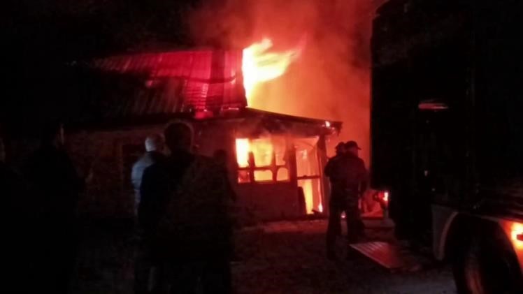 SAKARYA’DA TEK KATLI EV ALEV ALEV YANDI