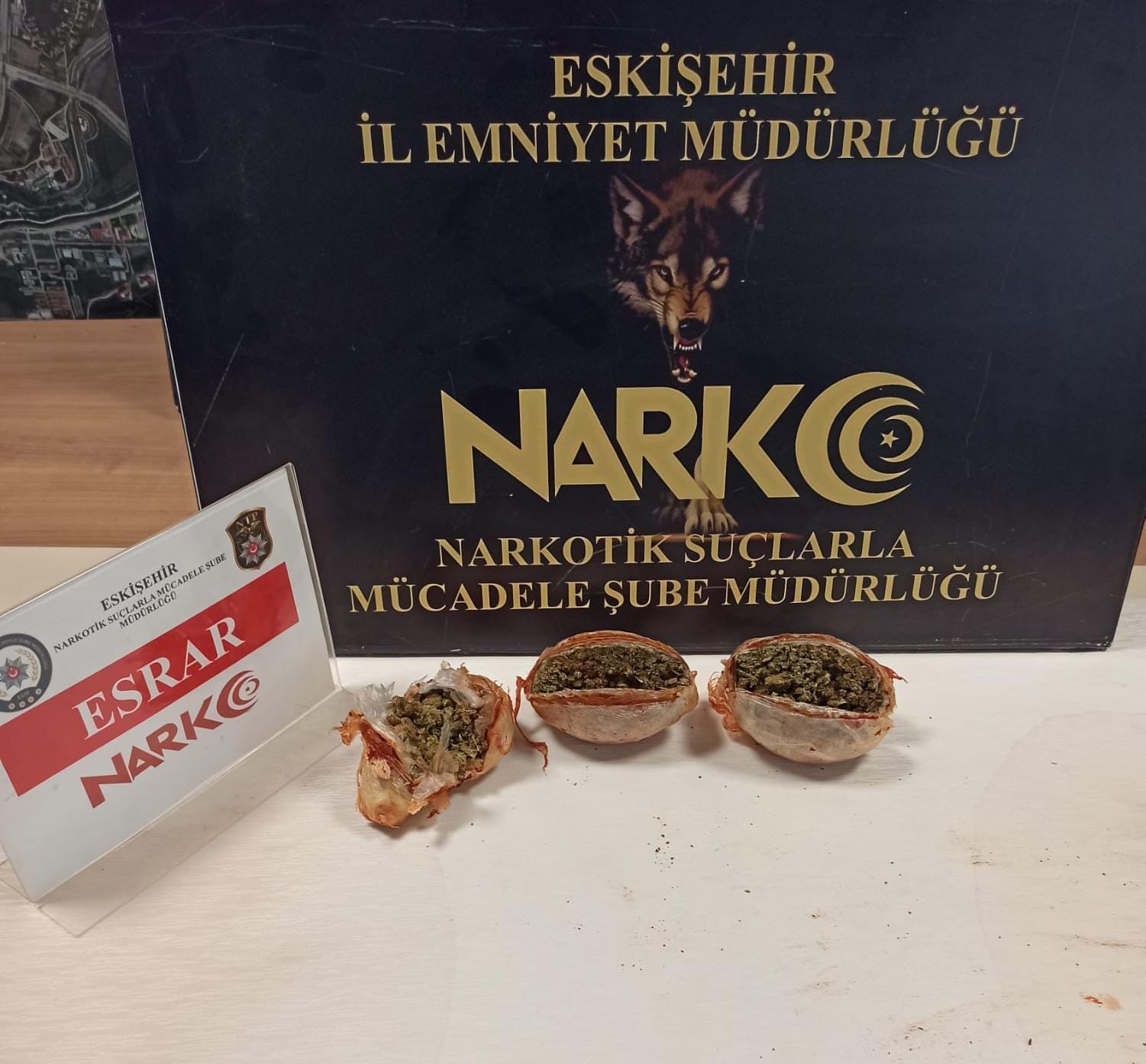 ESKİŞEHİR’DE TRAFİK KONTROLÜ ESNASINDA POLİS EKİPLERİ TARAFINDAN BİR ARAÇTA YAPILAN