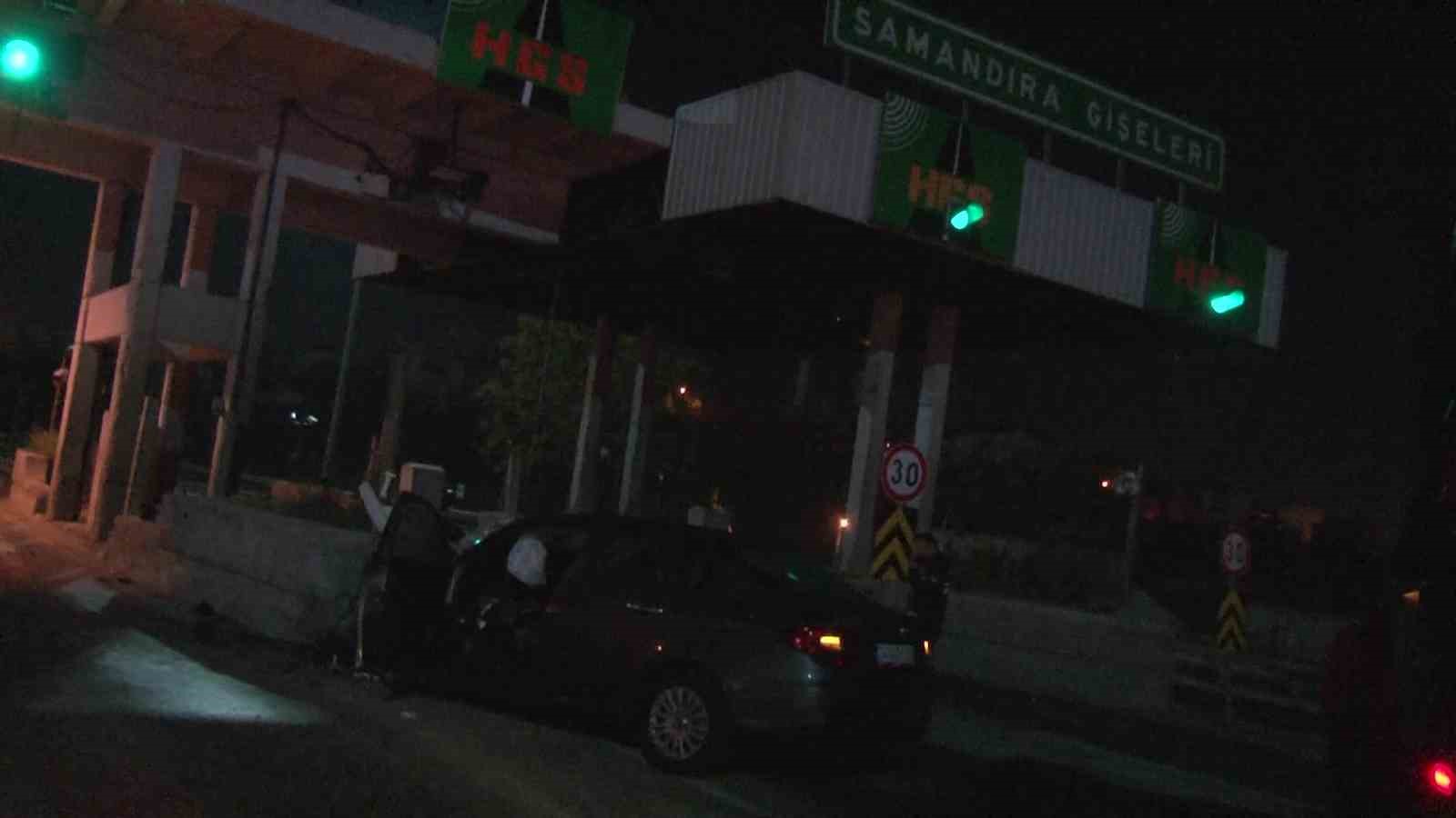 SAMANDIRA GİŞELERDE ARAÇ BARİYERE ÇARPTI