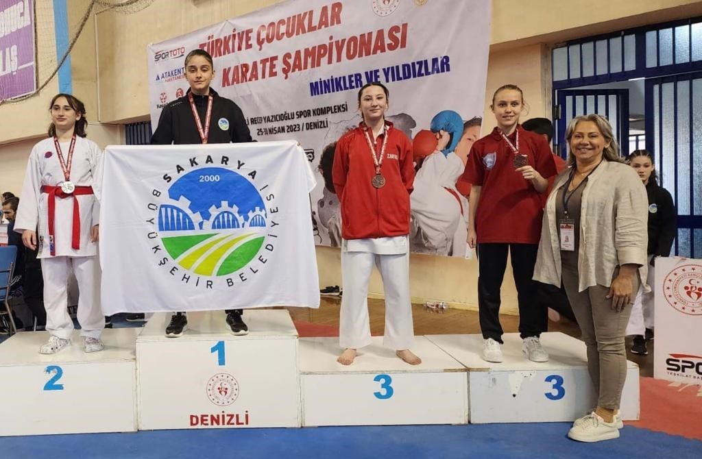 SAKARYA BÜYÜKŞEHİR BELEDİYE SPOR KARATE SPORCUSU, MİNİK YILDIZLAR TÜRKİYE KARATE