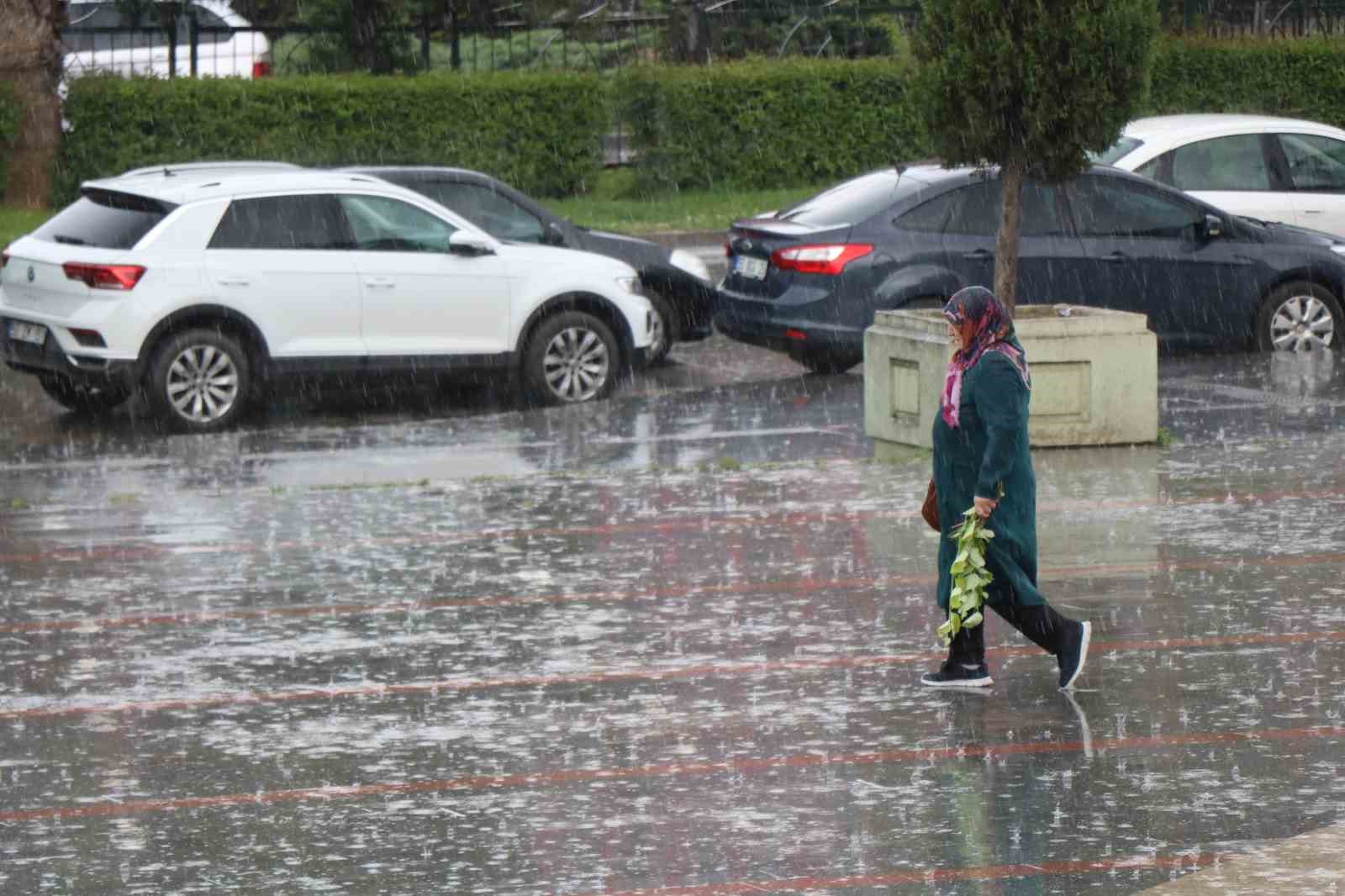 SAMSUN’DA SON 24 SAATTE METREKAREYE 44,6 KİLO YAĞIŞ DÜŞTÜ. YAĞIŞLARIN