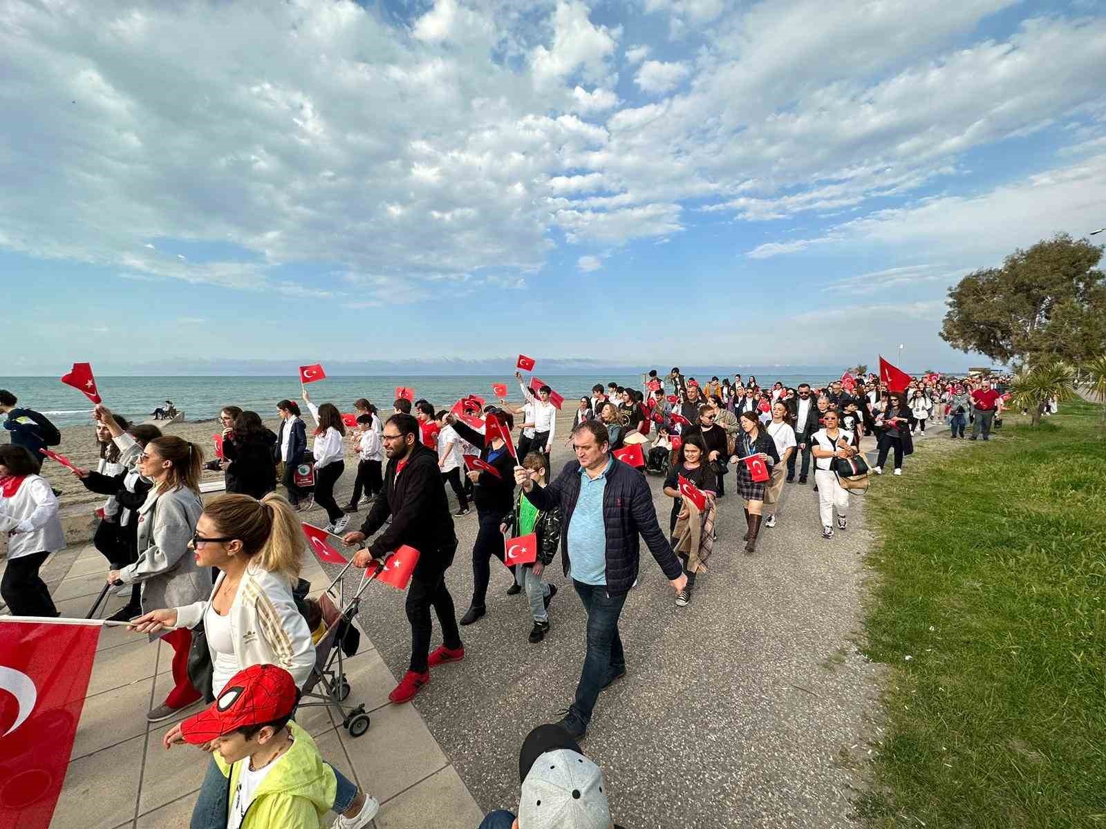 SAMSUN'DA ONLARCA ÖĞRENCİ VE VATANDAŞ ELLERİNDE TÜRK BAYRAKLARIYLA YÜRÜYÜŞ YAPARAK