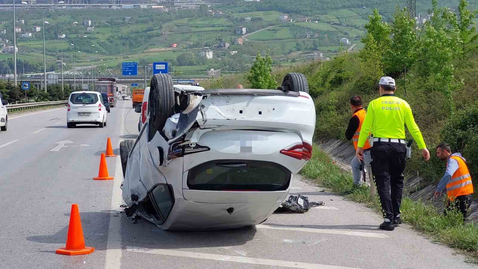 SAMSUN'DA ÖNÜNDEKİ OTOMOBİLE ARKADAN ÇARPIP TAKLA ATAN OTOMOBİLİN SÜRÜCÜSÜ OLAY