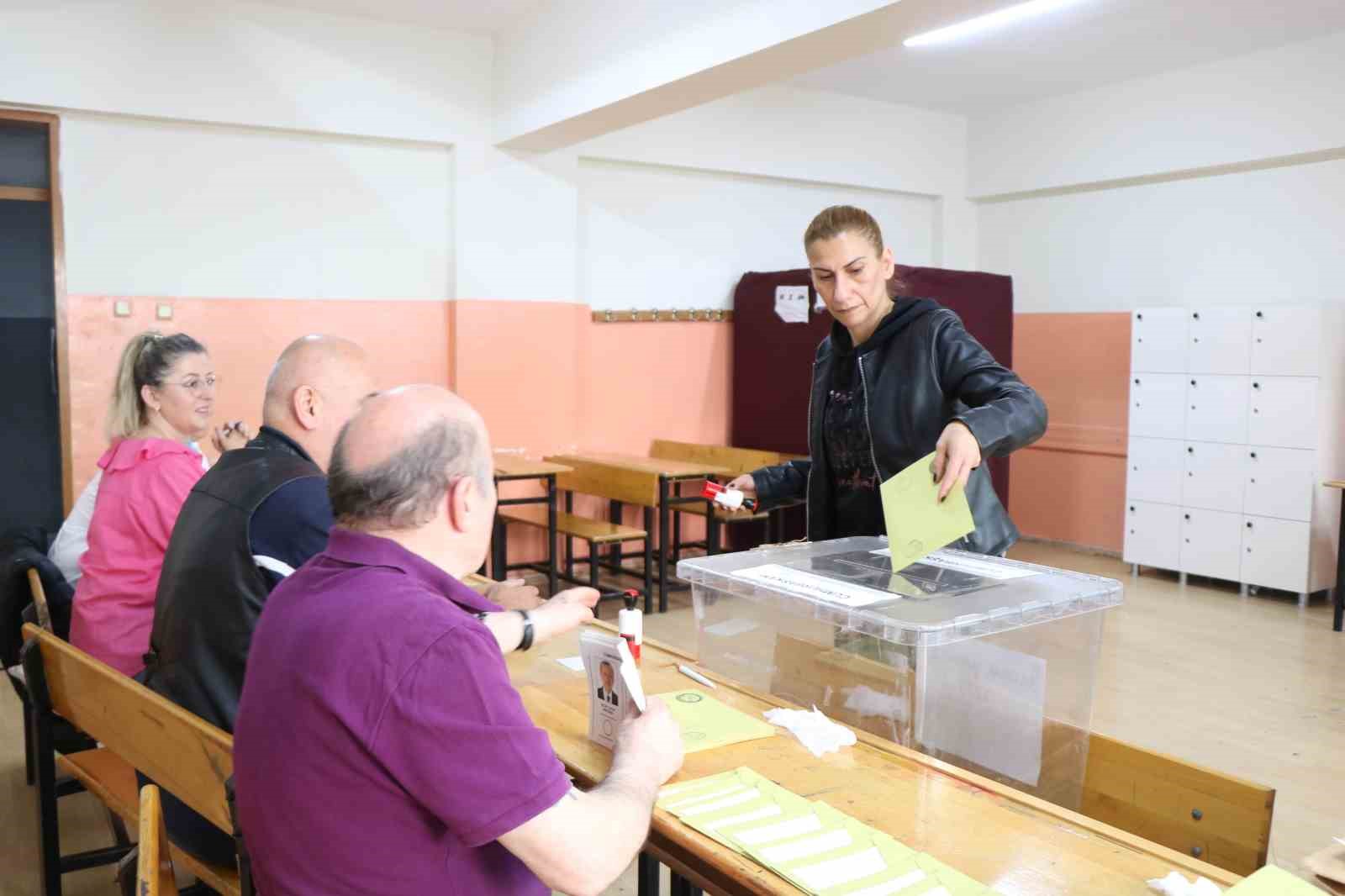 SAMSUN'DA VATANDAŞLAR SAAT 08.00 İTİBARIYLA SANDIK BAŞINA GİDEREK OYLARINI KULLANMAYA