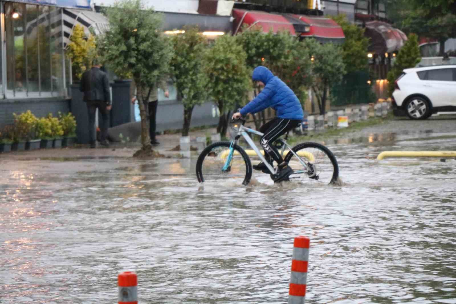 SAMSUN’DA KISA SÜRE ETKİLİ OLAN SAĞANAK CADDE VE SOKAKLARDA SU