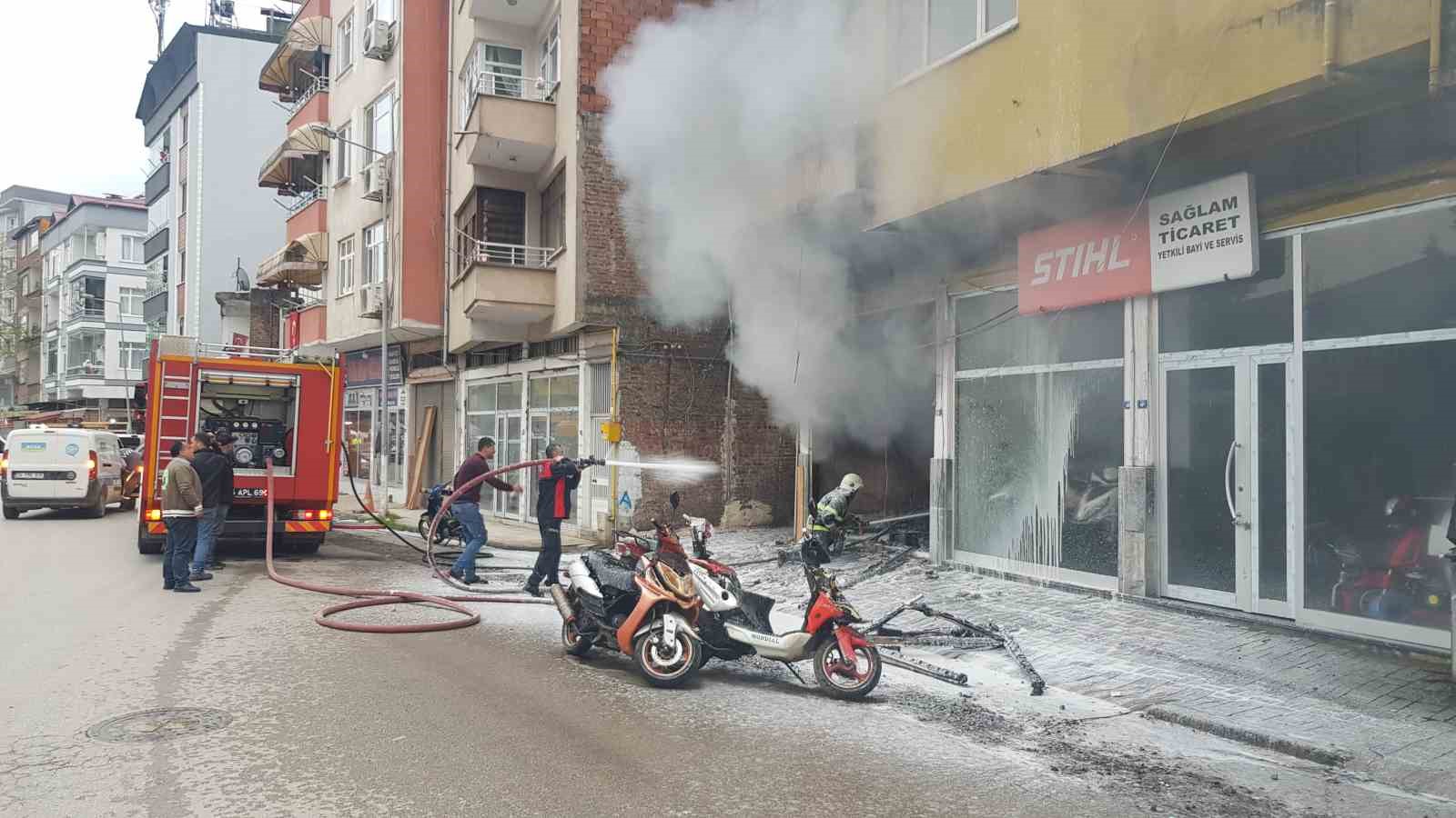 SAMSUN’DA BİR MOTOSİKLET TAMİRHANESİNDE YANGIN ÇIKTI. ALEVLER İTFAİYE EKİPLERİ TARAFINDAN