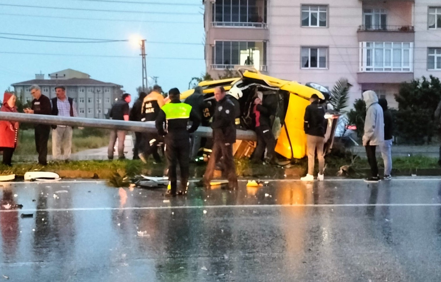 SAMSUN'DA TİCARİ TAKSİNİN AYDINLATMA DİREĞİNE ÇARPTIĞI KAZADA 2 KİŞİ YARALANDI.