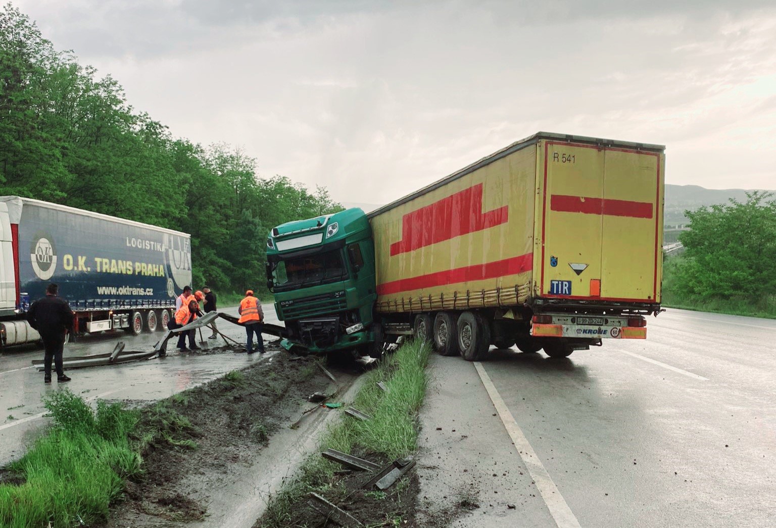 SAMSUN'DA YOLDAN ÇIKAN TIR BARİYERE ÇARPIP YOL KENARINDAKİ SU KANALINA
