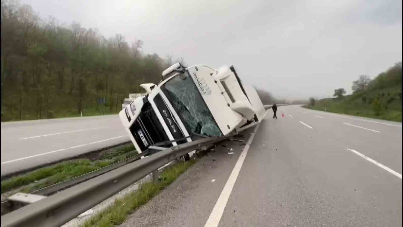 SAMSUN'DA TIR DEVRİLDİ: 2 YARALI