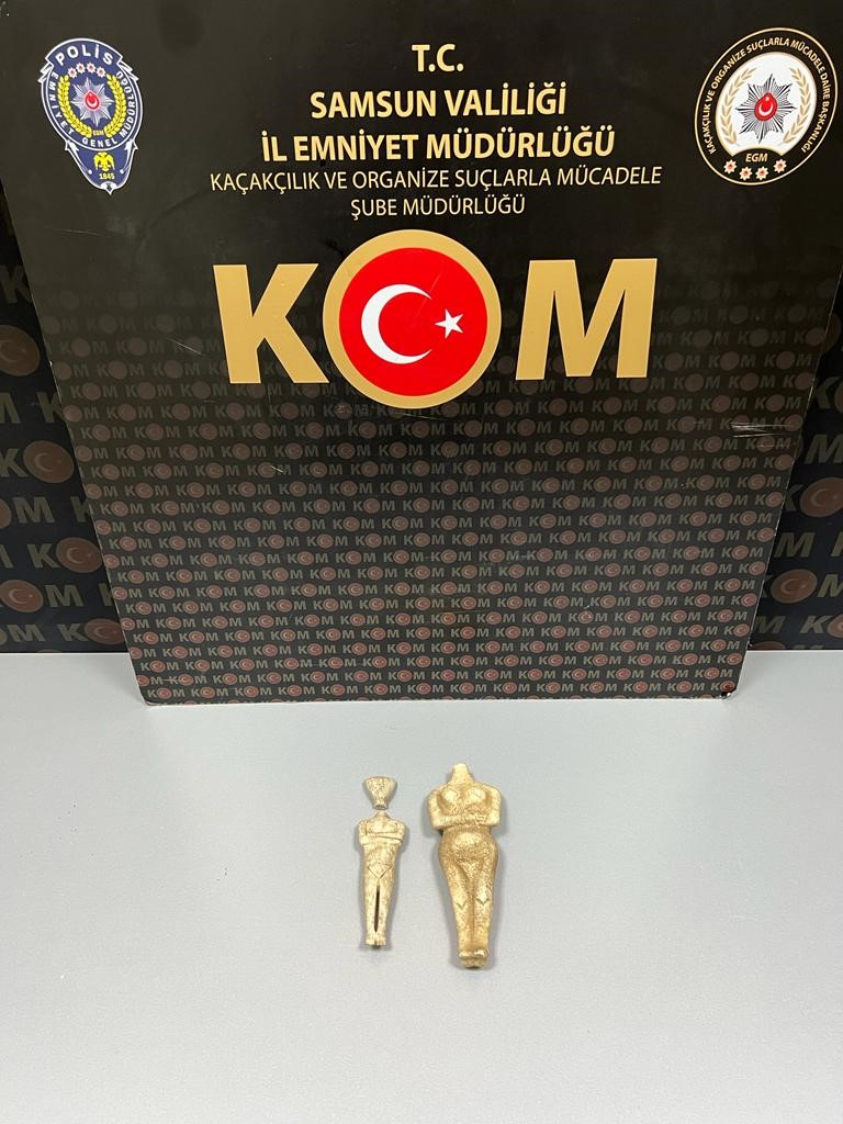 SAMSUN'DA BİR ARAÇTA ARAMA YAPAN POLİS, TARİHİ ESER OLDUĞU DEĞERLENDİRİLEN