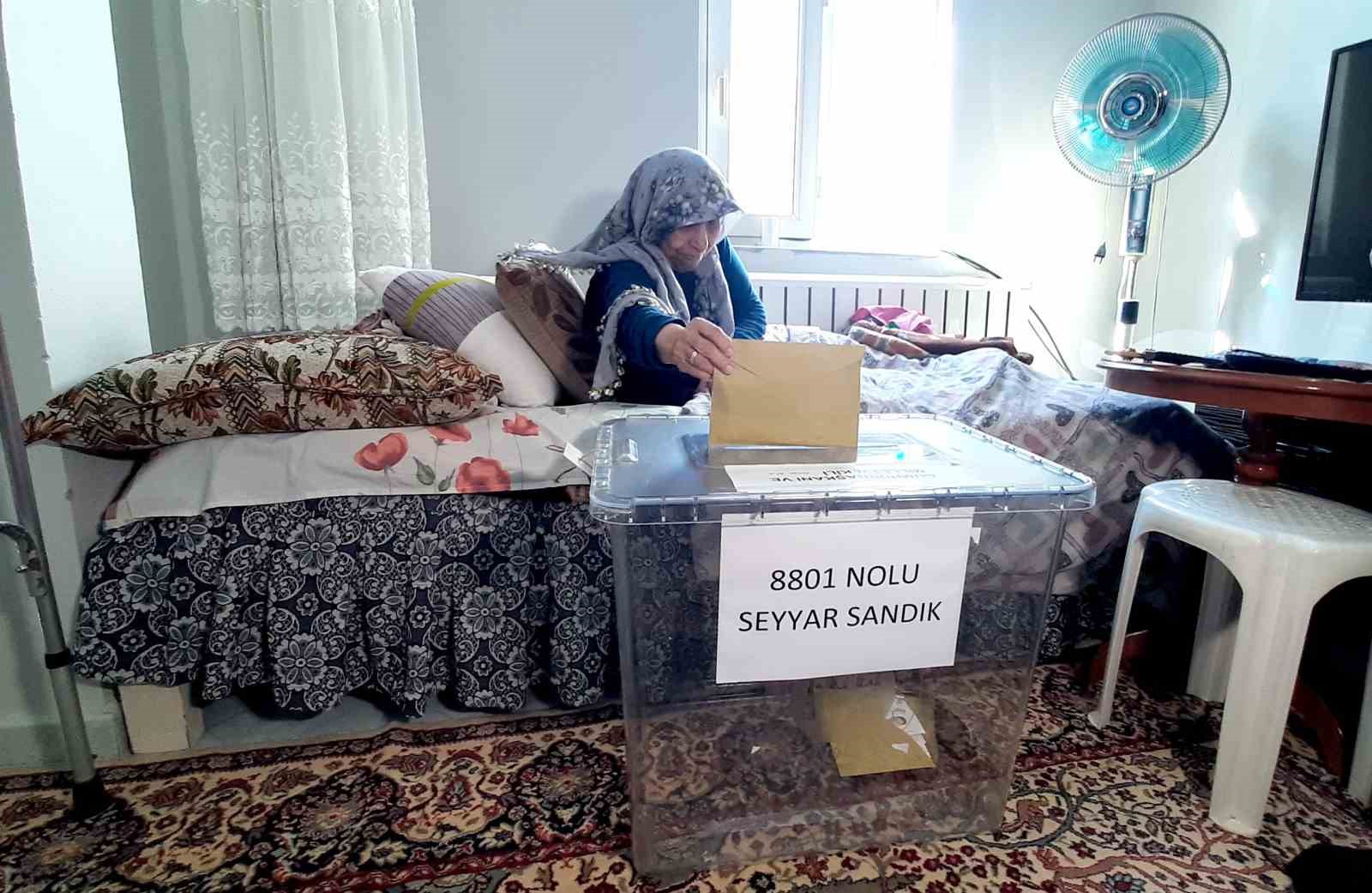 CUMHURBAŞKANLIĞI VE 28.DÖNEM MİLLETVEKİLLİĞİ SEÇİMLERİ İÇİN SANDIĞA GİDEMEYEN SEÇMENİN AYAĞINA