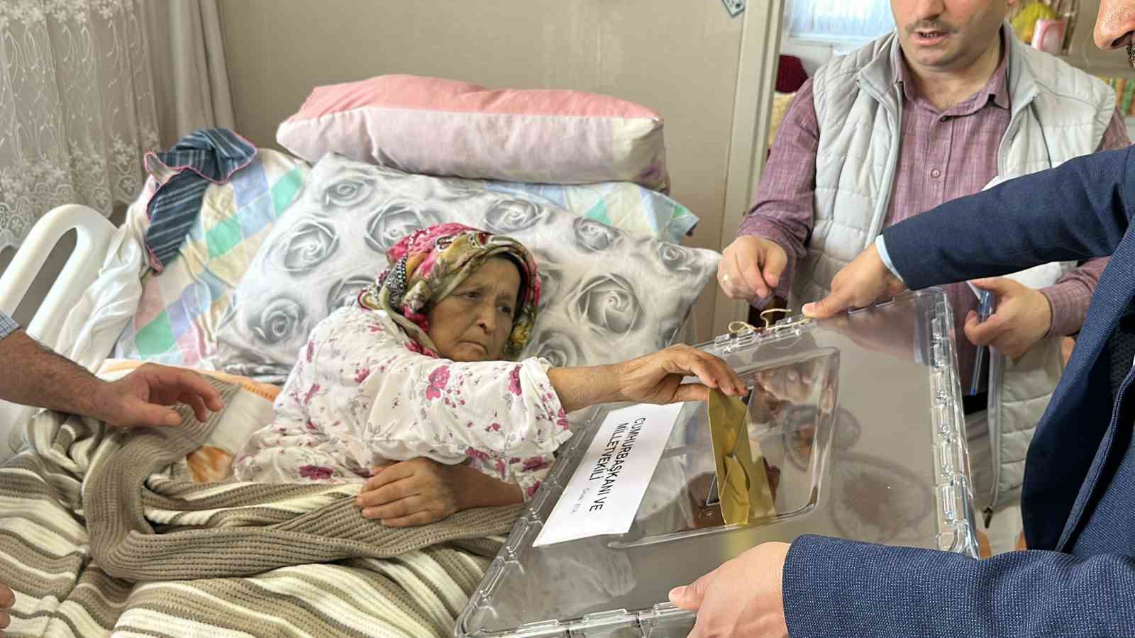 DÜZCE’DE YATAĞA BAĞLI YA DA FELCİ OLAN 26 SEÇMEN İÇİN