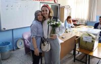 AYŞEGÜL KARAARSLAN ANNESİNE SARILARAK ANNELER GÜNÜNÜ KUTLADI.
