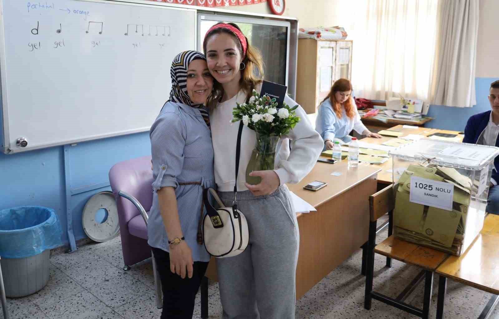AYŞEGÜL KARAARSLAN ANNESİNE SARILARAK ANNELER GÜNÜNÜ KUTLADI.