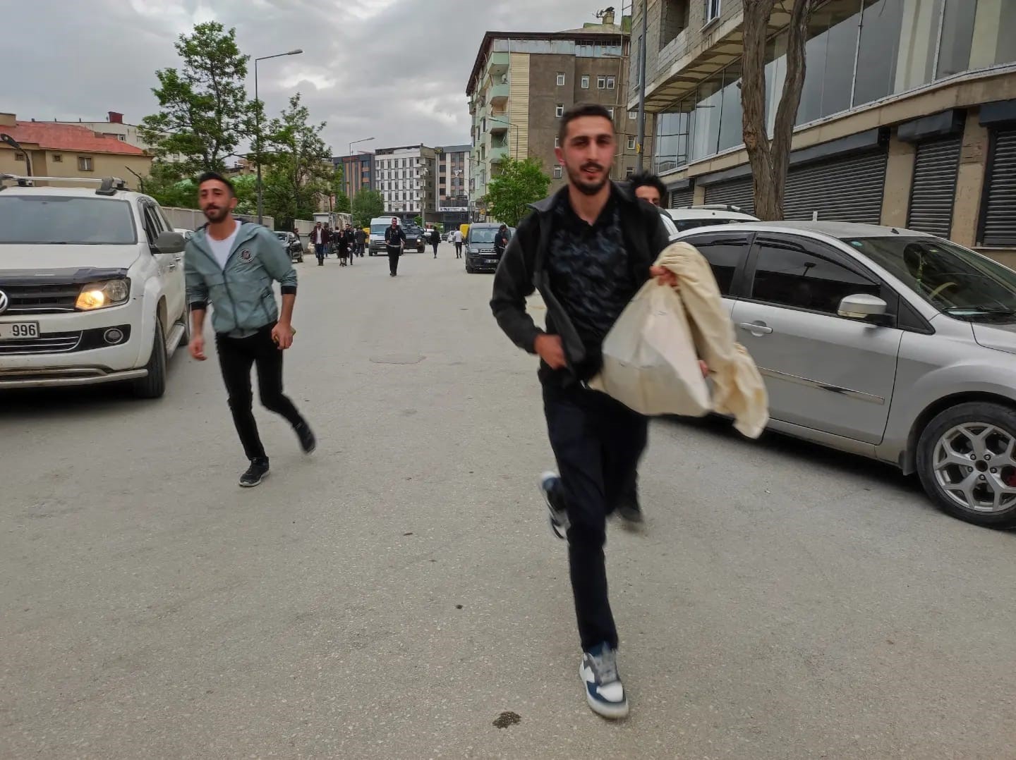 HAKKARİ’NİN YÜKSEKOVA İLÇESİNDE SANDIK GÖREVLİLERİ GEÇ KALMAMAK İÇİN KOŞARAK OYLARI