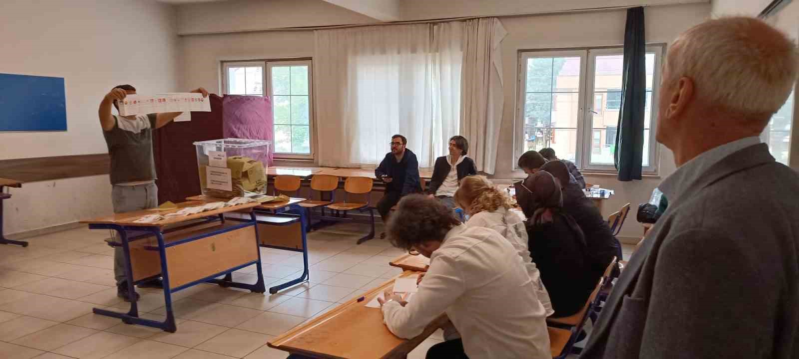 Sandıklar kapandı oy saymaya geçildi DÜZCE’DE SABAH SAATLERİNDE BAŞLAYAN OY VERME İŞLEMİ SAATLERİN 17.00’I GÖSTERMESİ