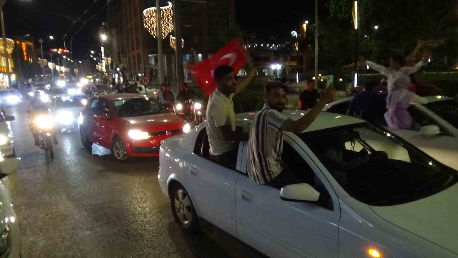 ŞANLIURFA’DA DAVULLU ZURNALI SEÇİM KUTLAMASI