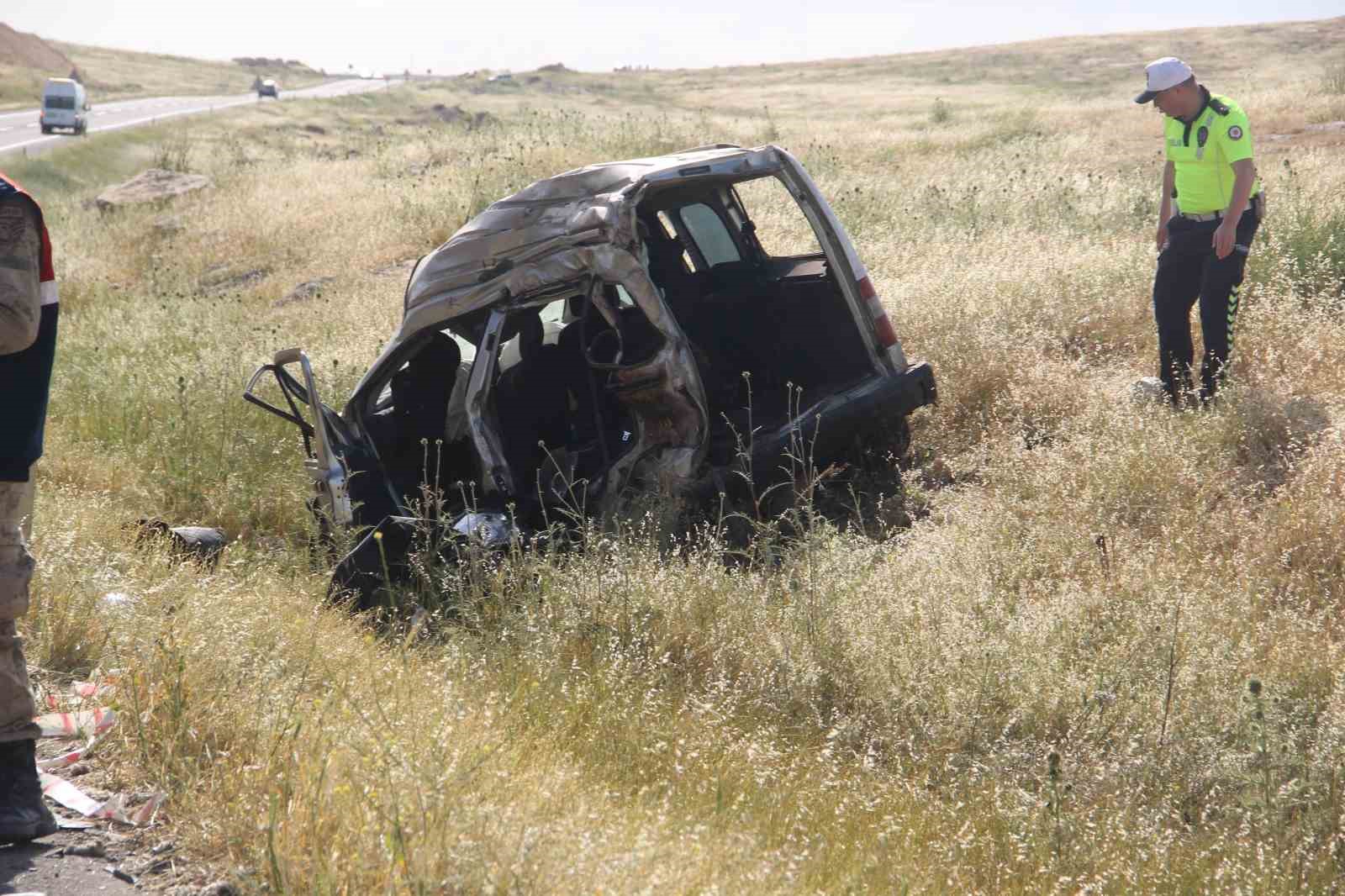 ŞANLIURFA'DA TIR İLE HAFİF TİCARİ ARACIN ÇARPIŞMASI SONUCU MEYDANA GELEN