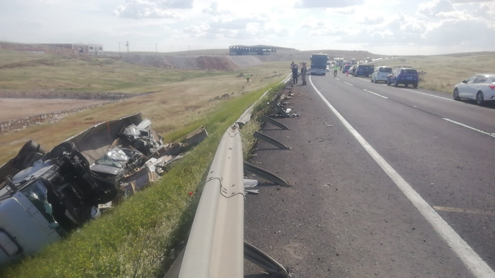 ŞANLIURFA'DA TIR İLE HAFİF TİCARİ ARACIN ÇARPIŞMASI SONUCU MEYDANA GELEN