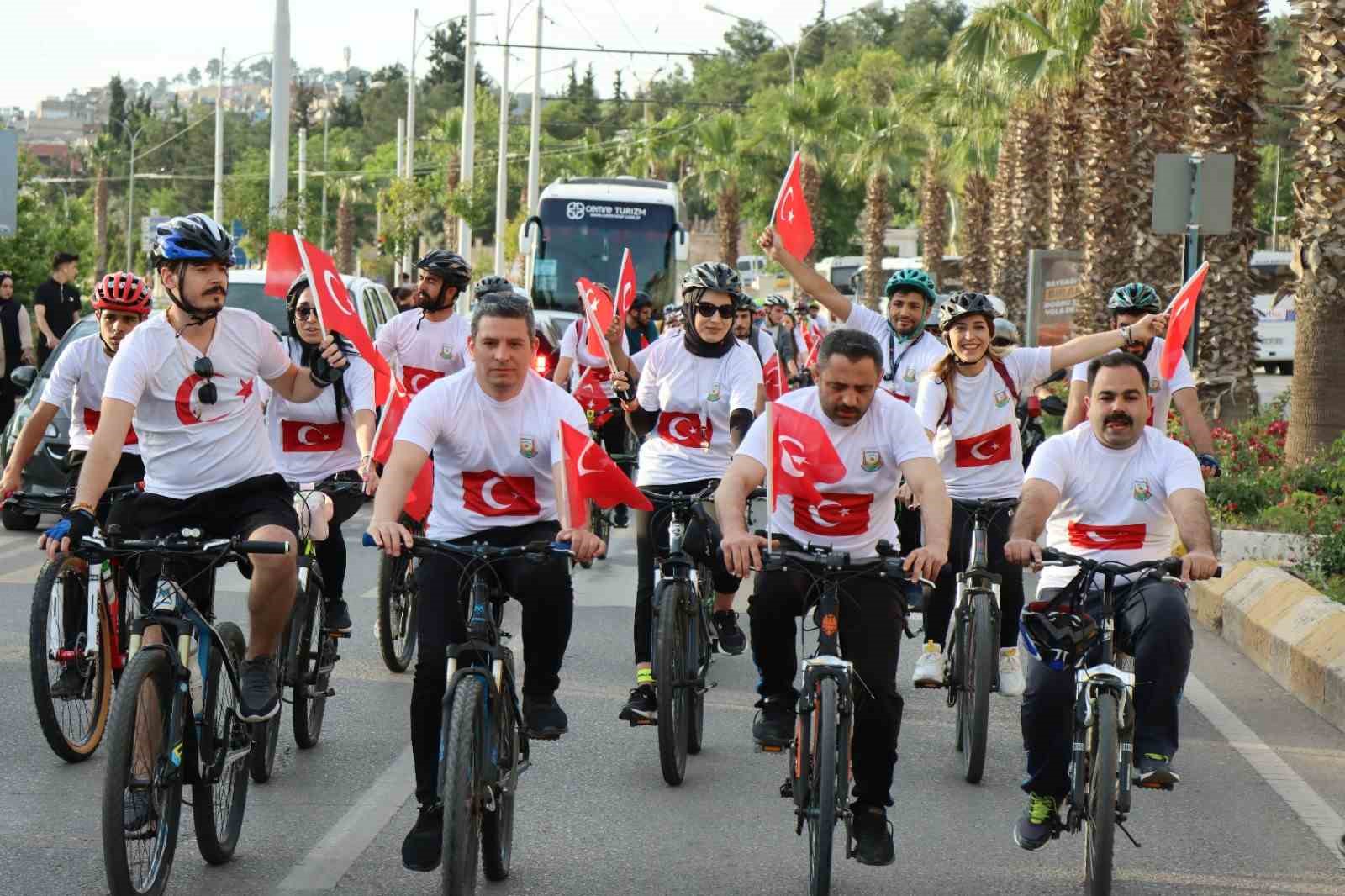 GENÇLİK HAFTASI ÇERÇEVESİNDE BİR ARAYA GELEN BİSİKLET TUTKUNLARI 19 MAYIS