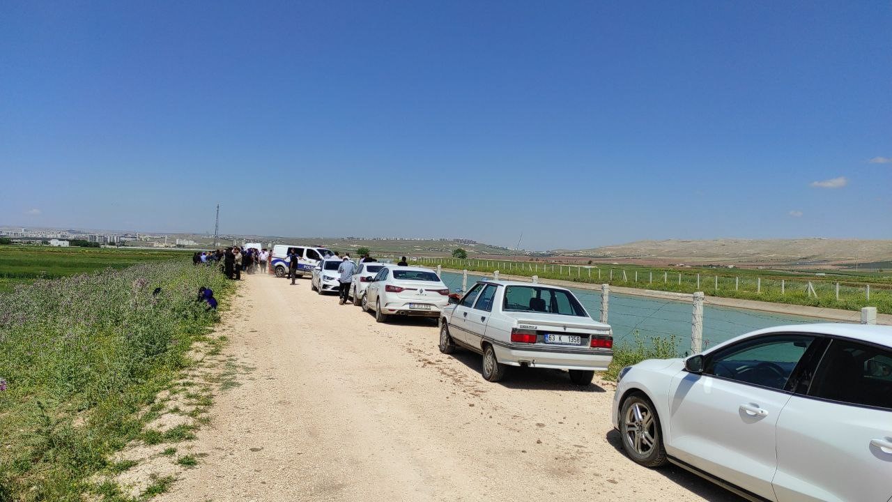 ŞANLIURFA'NIN HALİLİYE İLÇESİNDE SULAMA KANALINA DEVRİLEN OTOMOBİLDE AKINTIYA KAPILDIKTAN SONRA