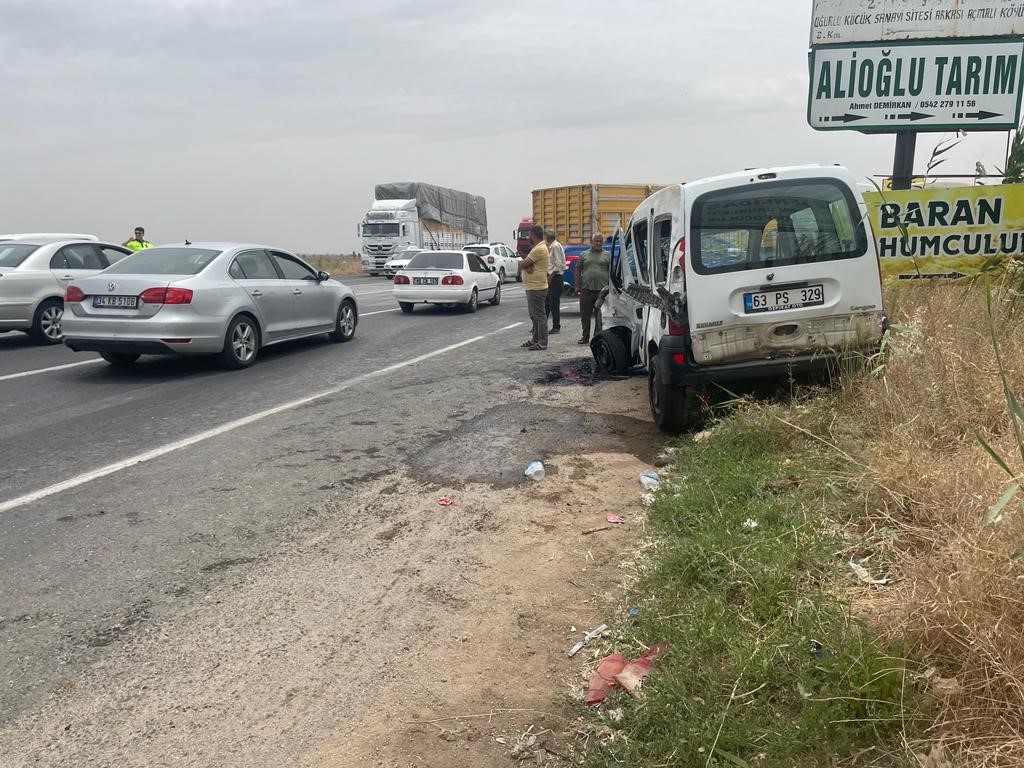 ŞANLIURFA’DA OTOMOBİL İLE HAFİF TİCARİ ARACIN ÇARPIŞMASI SONUCU 5 KİŞİ