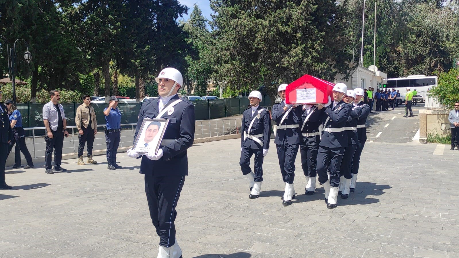 ŞANLIURFA’DA VEFAT EDEN POLİS MEMURU TÖRENLE MEMLEKETİNE UĞURLANDI