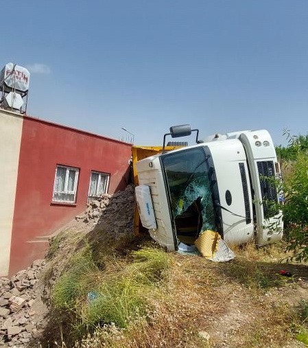 ADIYAMAN’DA, DEPREMDEN DOLAYI HASAR ALAN BİNALARIN MOLOZLARINI TAŞIYAN KAMYON KONTROLDEN