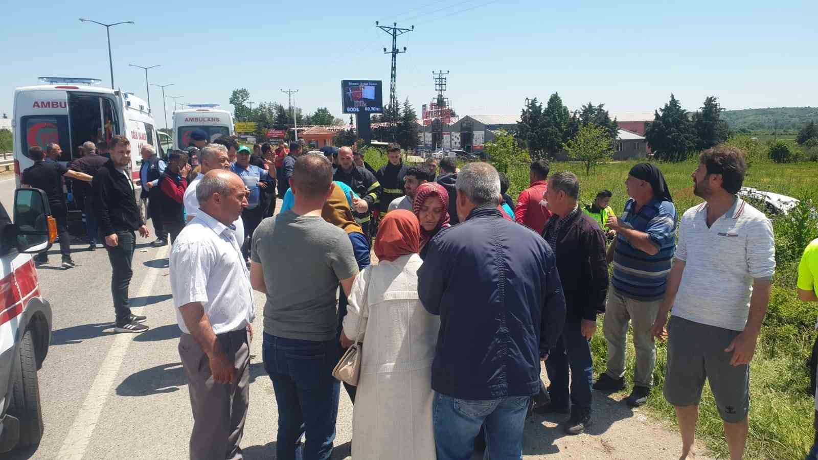EDİRNE’DE, KONTROLDEN ÇIKAN OTOMOBİLİN ŞARAMPOLE YUVARLANMASI SONUCU MEYDANA GELEN TRAFİK