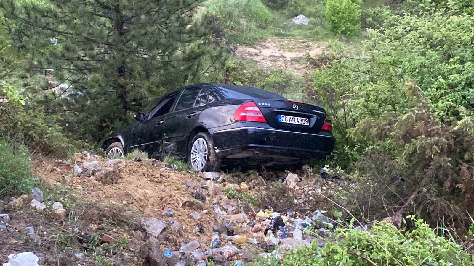 KASTAMONU’DA SÜRÜCÜSÜNÜN DİREKSİYON HAKİMİYETİNİ KAYBETTİĞİ OTOMOBİL, ŞARAMPOLE UÇARAK METRELERCE SÜRÜKLENDİ.