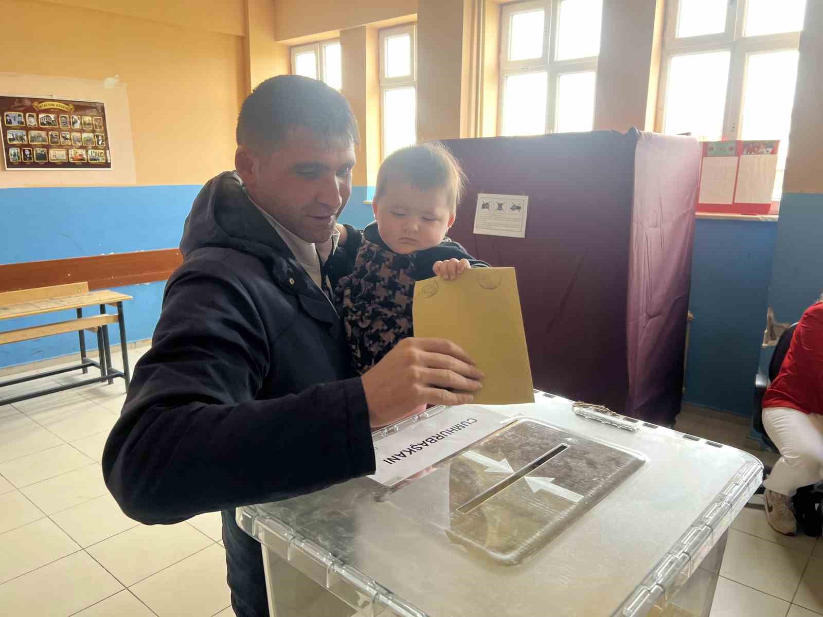 SARIKAMIŞ’TA YILDIRIM AİLESİ 7 AYLIK İKİZLER BEBEKLER İLE SANDIĞA GİTTİ