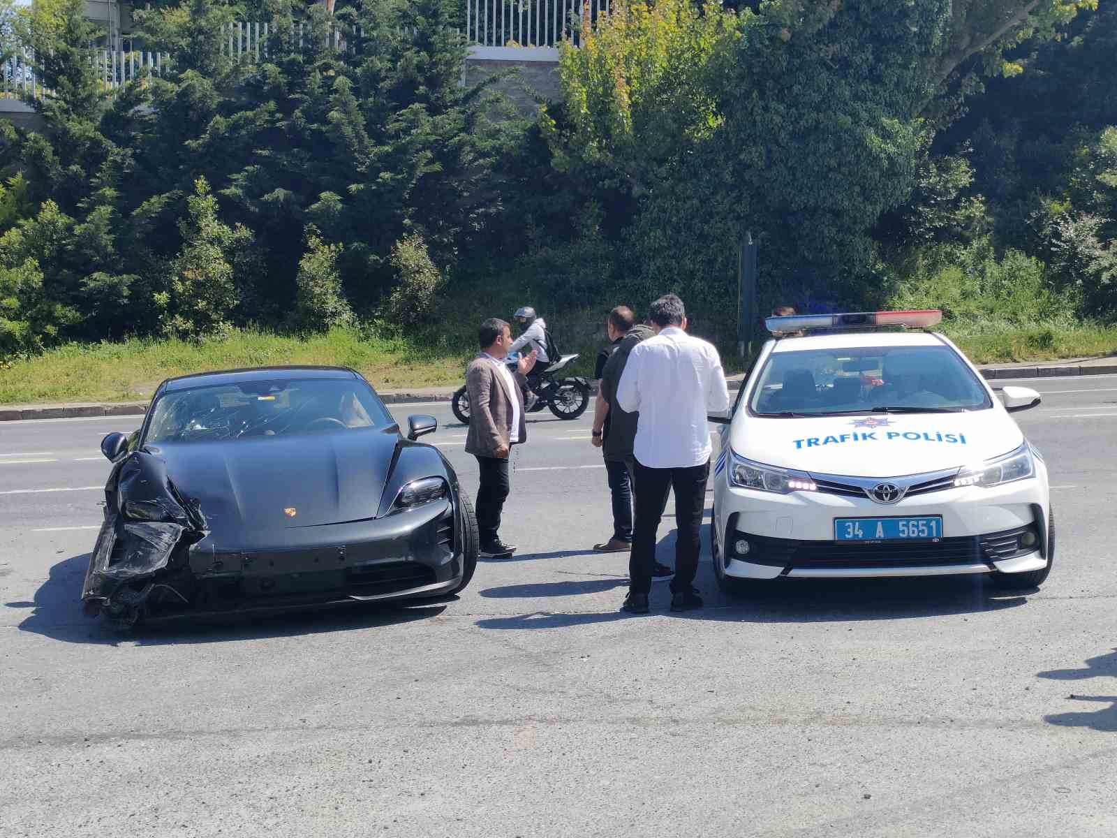 SARIYER’DE DEĞERİ 8 MİLYON TL CİVARLARINDAKİ LÜKS ARAÇ, TİCARİ ARAÇLA