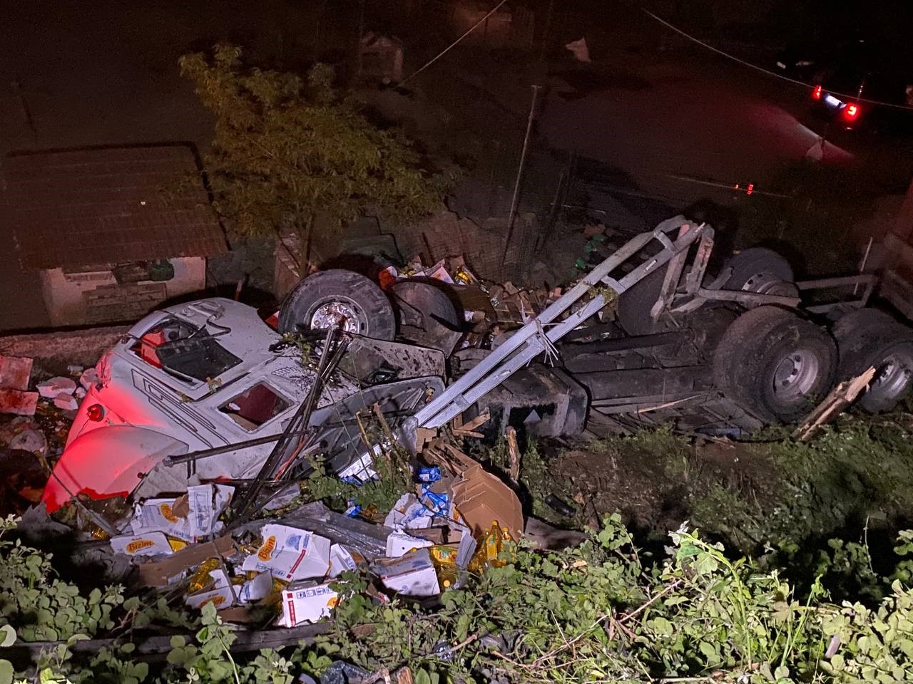SARIYER'DE KAMYON 10 METREDEN AŞAĞIYA UÇTU: 1 YARALI