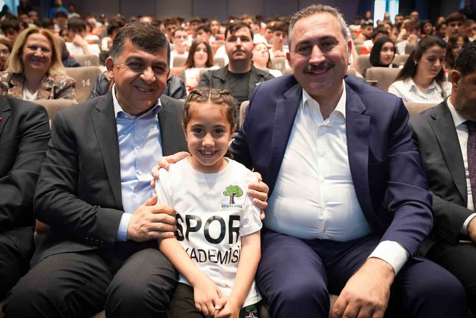 BİR ŞEHİTKAMİLLİ DAHA AVRUPA’NIN ZİRVESİNDE