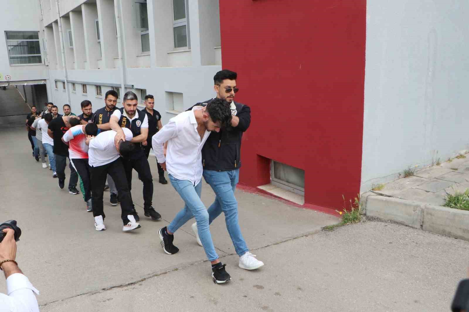 ADANA’DA “SAZAN SARMALI” YÖNTEMİYLE 1 MİLYON 29 BİN LİRA DOLANDIRDIĞI