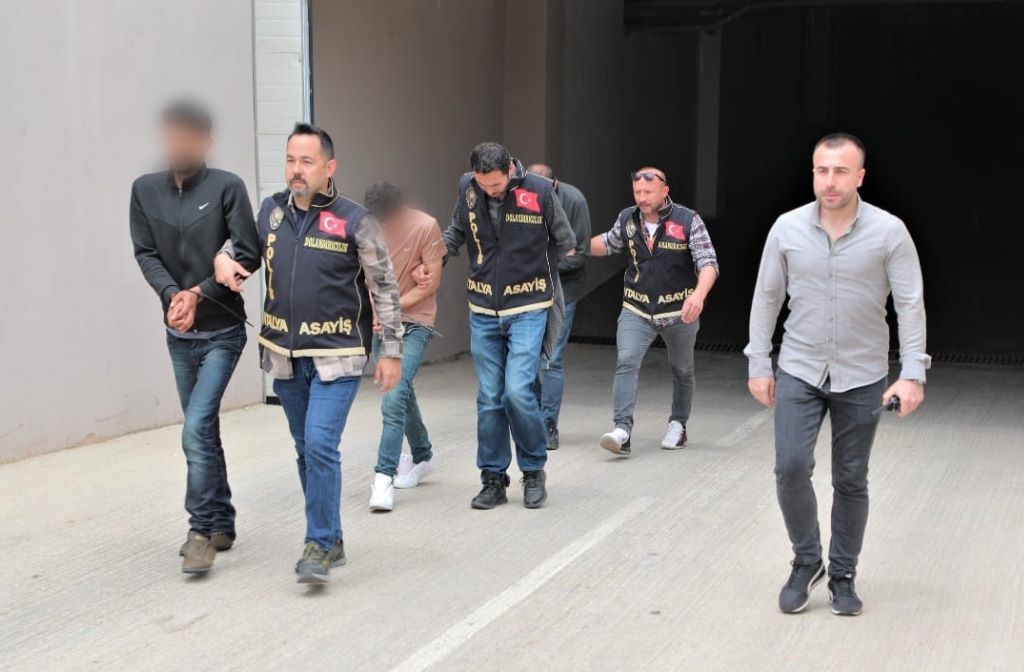 GÖZALTINA ALINAN 3 ŞÜPHELİ ADLİYEYE SEVK EDİLDİ.
