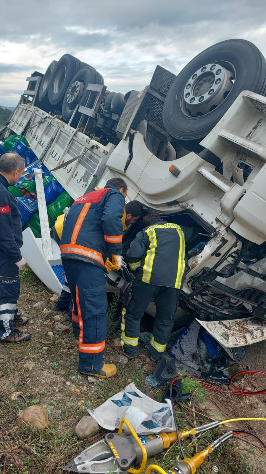 KASTAMONU-KARABÜK KARAYOLUNDA SEBZE YÜKLÜ KAMYONUN YOLDAN ÇIKARAK TARLADA DEVRİLMESİ SONUCU