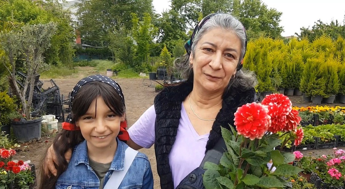 EDİRNE’DE 14 MAYIS ANNELER GÜNÜ MÜNASEBETİYLE ANNELERİNE VE EŞLERİNE ÇİÇEK