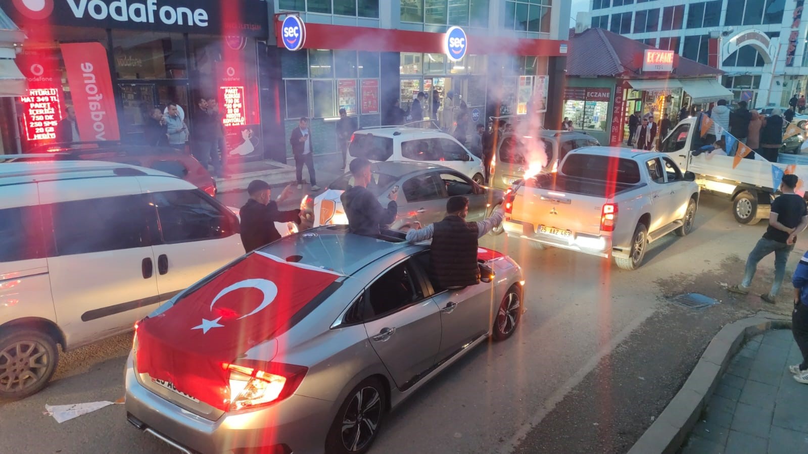 SEÇİM SONRASI AŞKALE'DE KONVOY YAPILDI