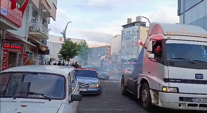 DENİZLİ’DE SEÇİMİ ÖNDE GÖTÜREN CUMHURBAŞKANI RECEP TAYYİP ERDOĞAN’IN DESTEKÇİLERİ, TIRLARINDA