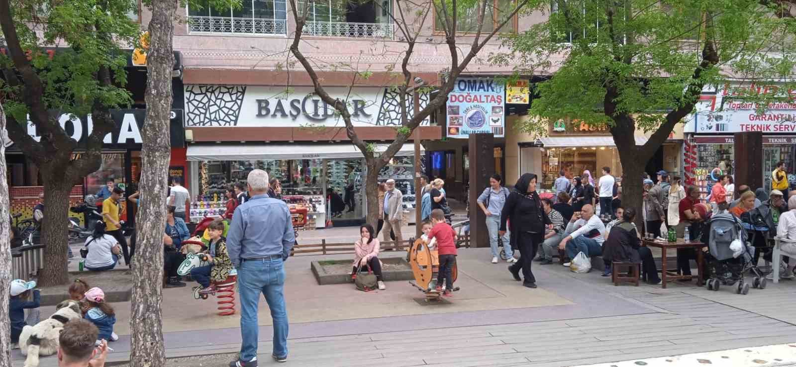 ŞEHRİN İŞLEK NOKTALARINDAN OLAN HAMAMYOLU CADDESİ’NDE VATANDAŞLAR GÜZEL HAVANIN TADINI