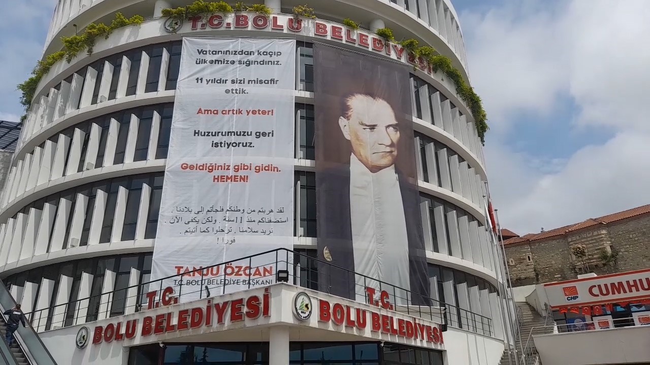 BOLU BELEDİYE BAŞKANI TANJU ÖZCAN’IN BELEDİYE BİNASINA ASTIRDIĞI GEÇİCİ SIĞINMACILARA