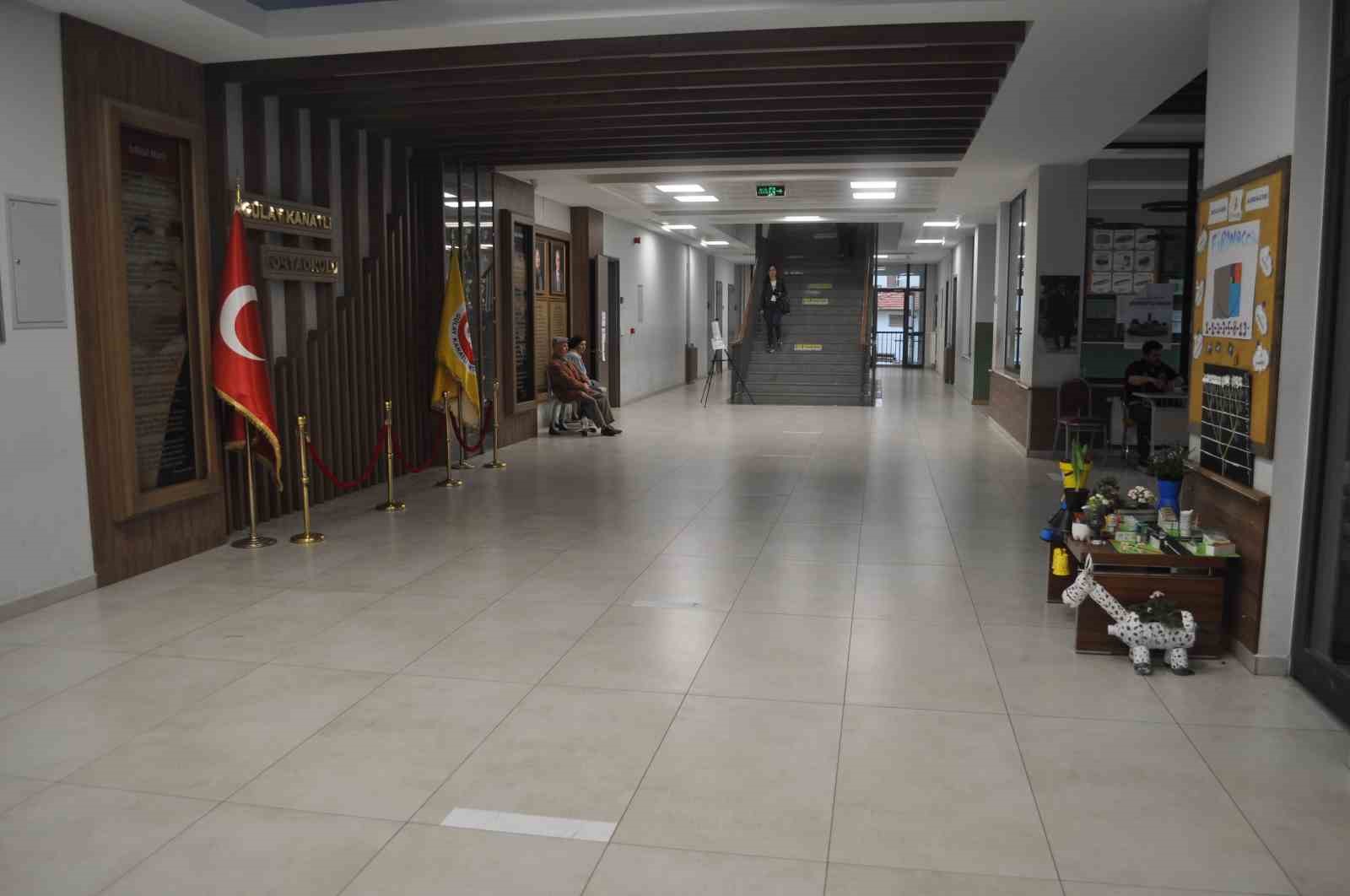 SEÇİMİN İKİNCİ TURUNDA BOŞ OLMASIYLA GÖZLERE ÇARPAN BİR LİSE