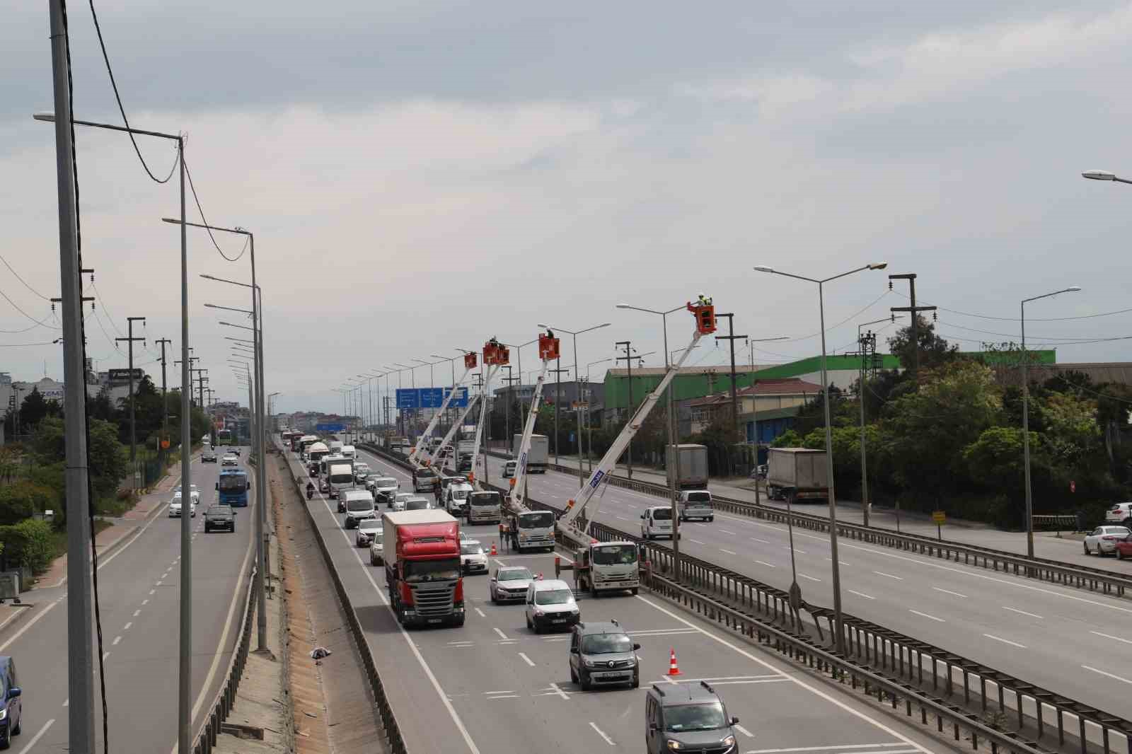 SEDAŞ, GEBZE-İSTANBUL GEÇİŞ GÜZERGAHINDA BULUNAN D-100 ORTA REFÜJDEKİ ARMATÜRLERİN GÜCÜNÜ