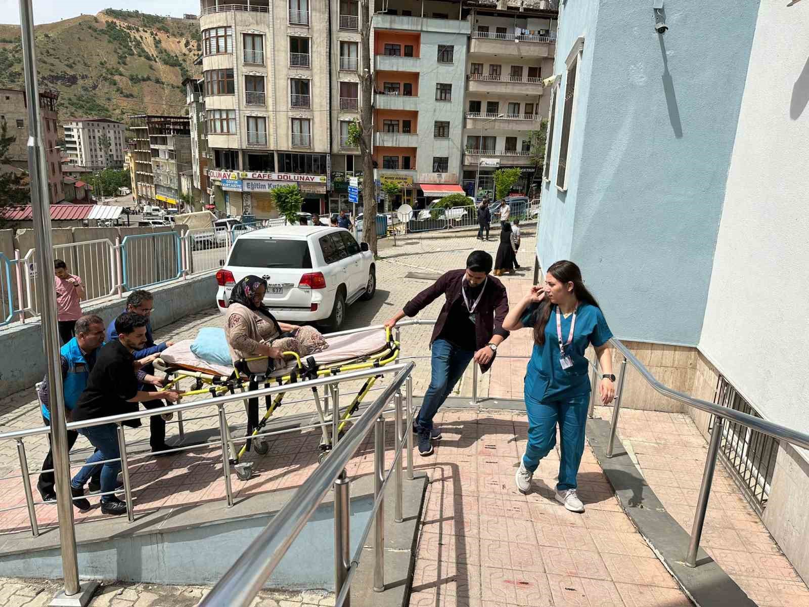 HAKKARİ'NİN ŞEMDİNLİ İLÇESİNDE YATALAK HASTA OLAN MAKSUDE SÖNMEZ, AMBULANSLA OY