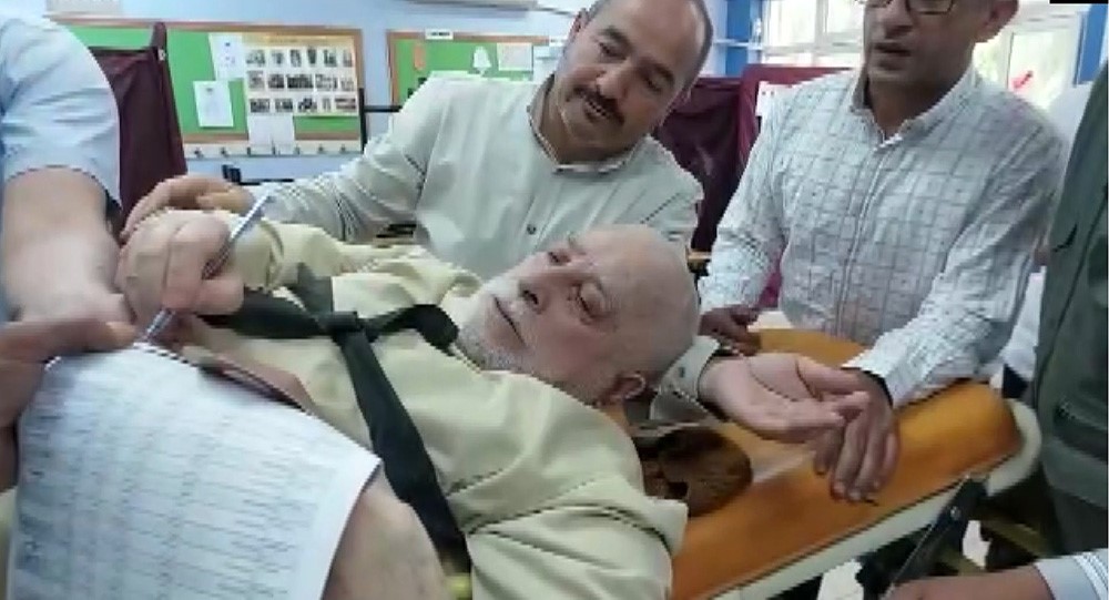 OY KULLANMAK İSTEYEN EMEKLİ İMAM AMBULANSLA GÖTÜRÜLDÜ